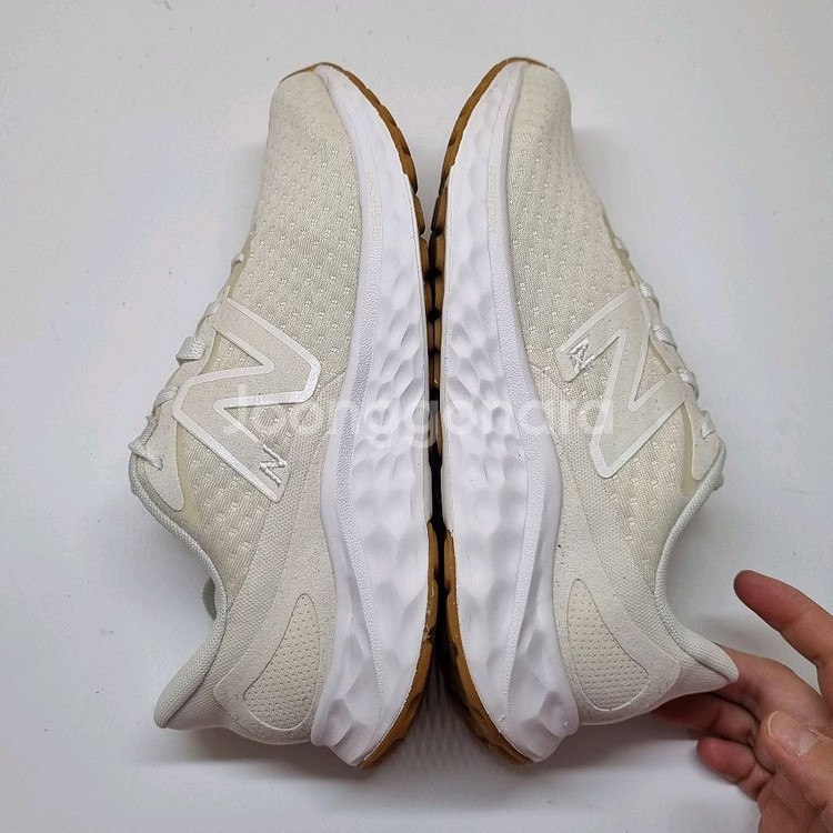 뉴발란스 프레쉬폼아리시v3 운동화 245--4