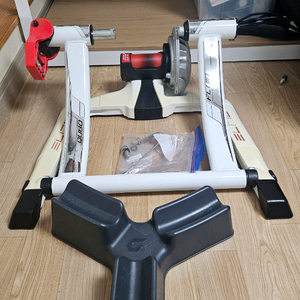 엘리트 쿠보 플루이드 자전거고정로라+스루액슬컨버터