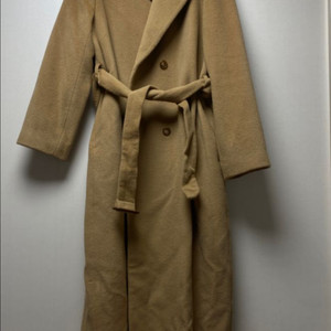 Lixxi 브랜드의 카멜 색상 코트