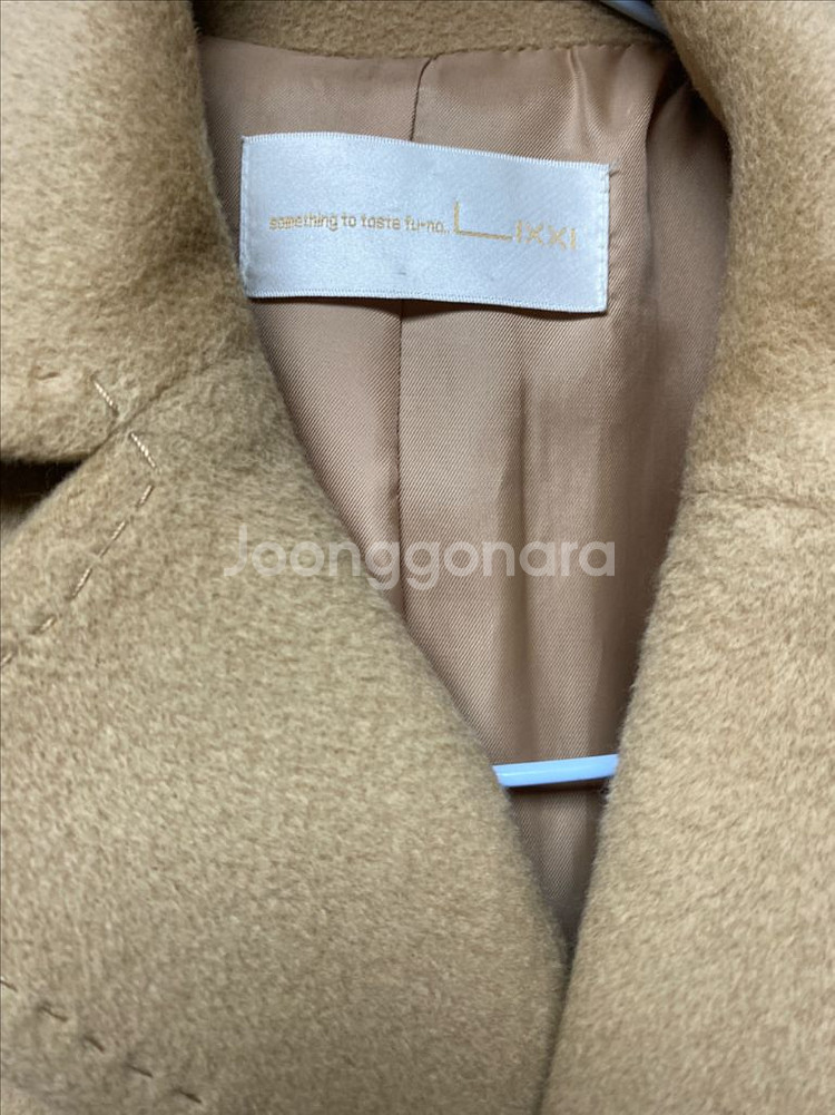 Lixxi 브랜드의 카멜 색상 코트--1