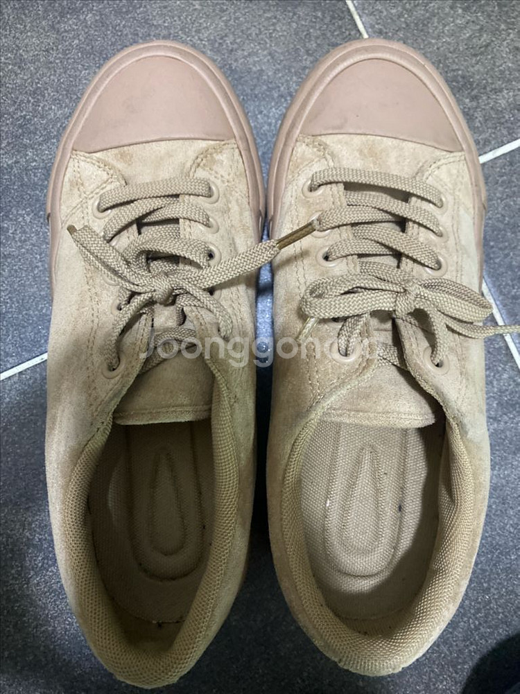 유니클로 스웨이드 베이지 운동화 240--0