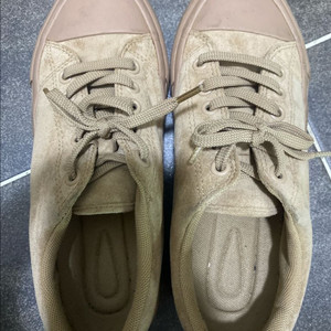 유니클로 스웨이드 베이지 운동화 240