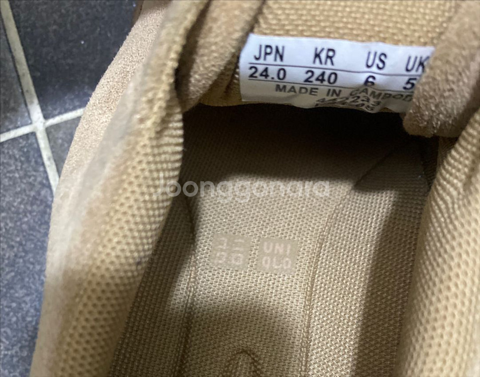 유니클로 스웨이드 베이지 운동화 240--2