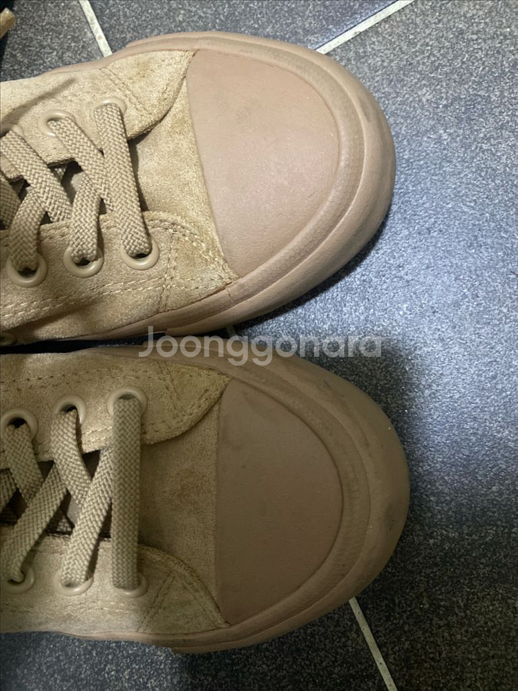 유니클로 스웨이드 베이지 운동화 240--3