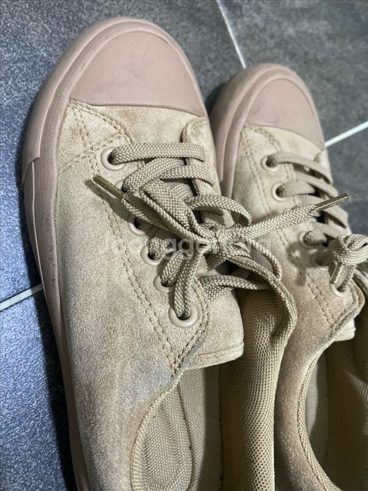 유니클로 스웨이드 베이지 운동화 240--1