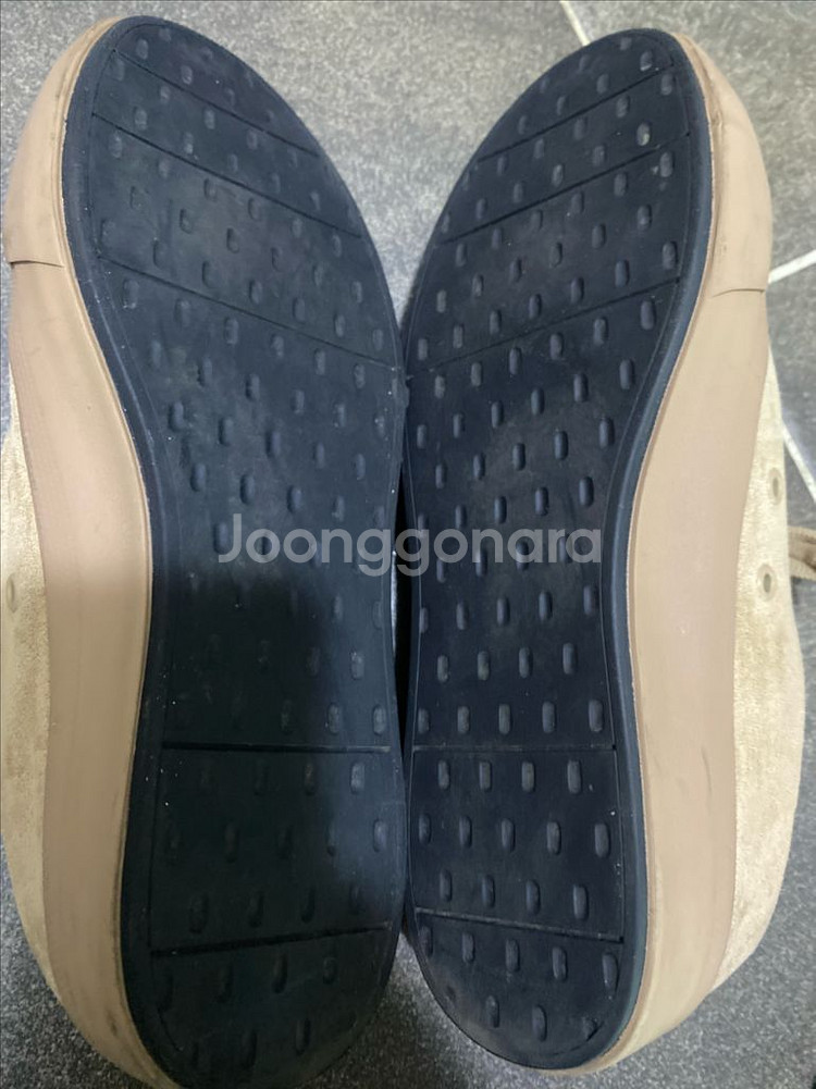 유니클로 스웨이드 베이지 운동화 240--4