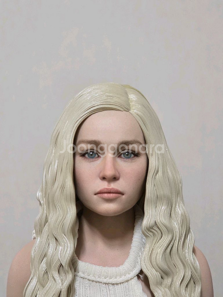 에밀리아 클라크 피규어--0