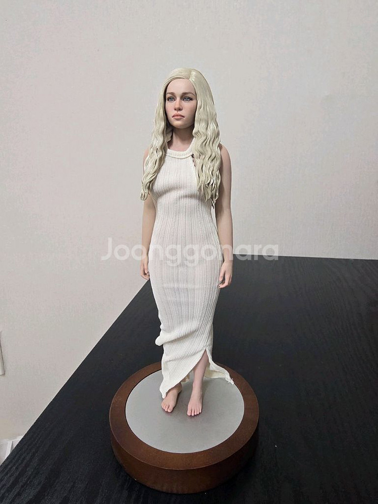 에밀리아 클라크 피규어--2