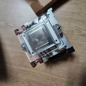 NH-U9S 녹투아 쿨러 판매합니다.