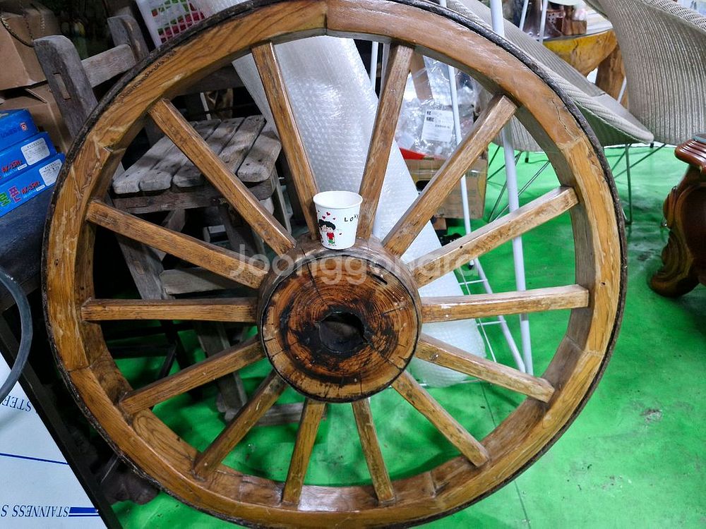 빈티지 마차바퀴 입니다--0