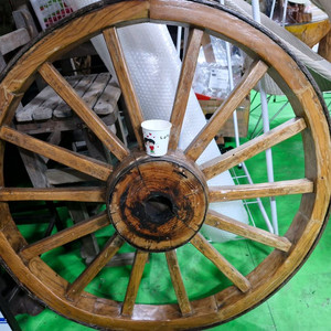 빈티지 마차바퀴 입니다
