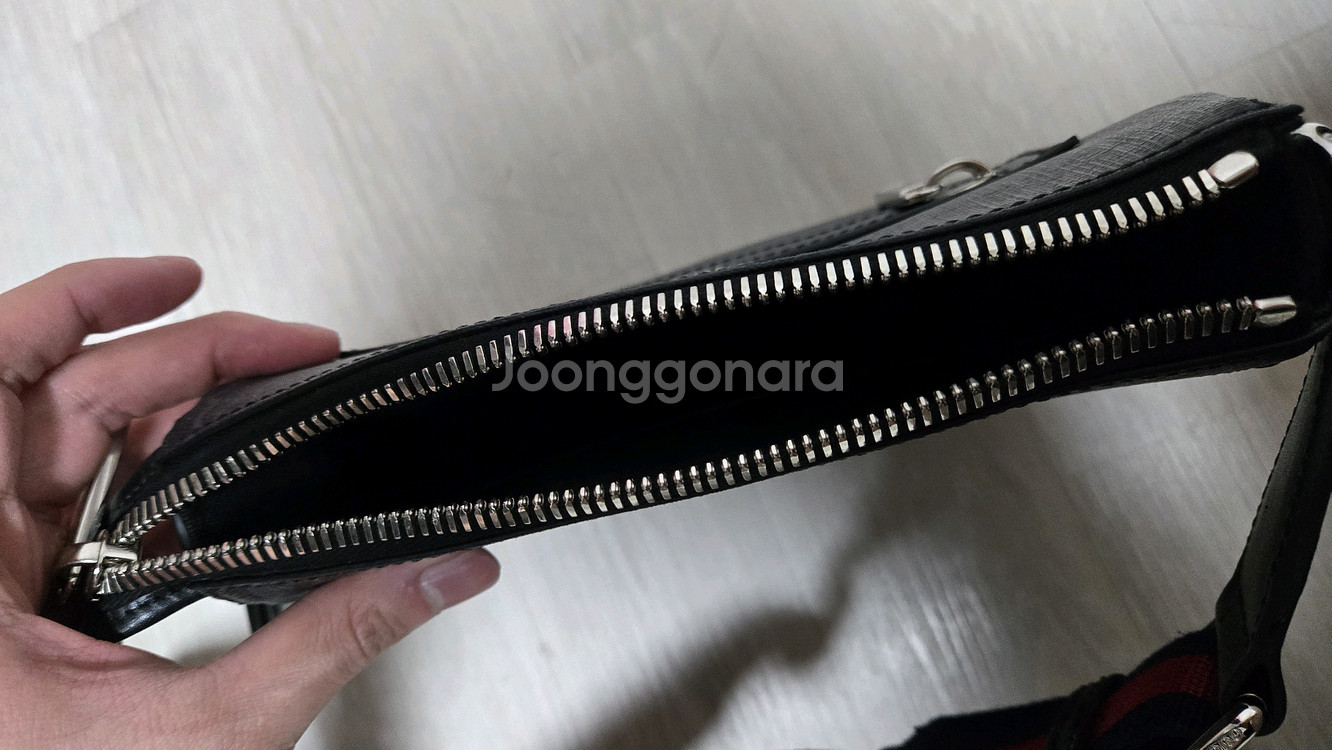 구찌 블랙 GG 수프림 크로스 메신저 백--5