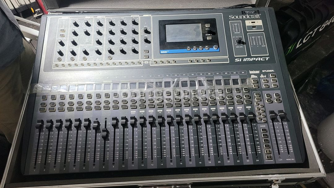 SoundCraft SI impact--2
