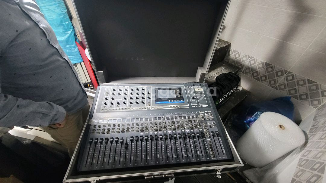 SoundCraft SI impact--4