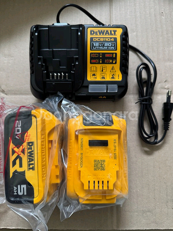 디월트20v 5암페어 배터리 2개,dcb1104 충전기--0