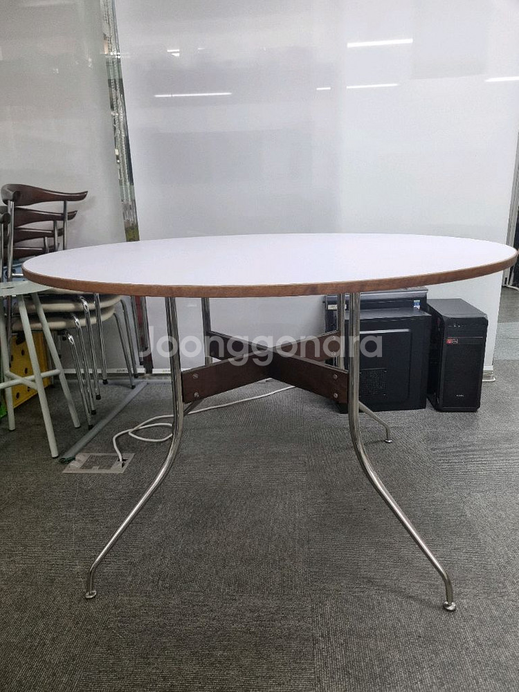 조지넬슨 원형테이블(1200) 팝니다--0