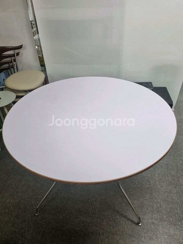 조지넬슨 원형테이블(1200) 팝니다--1