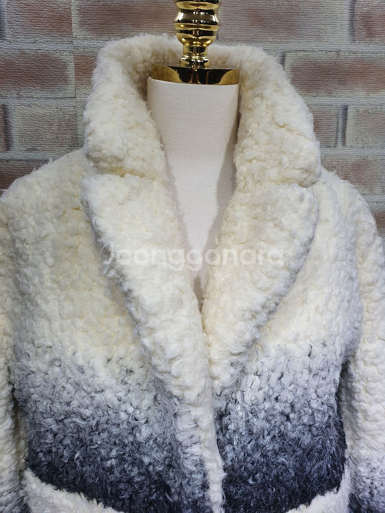 마쥬 정품 상태좋은 뽀글이 양털 그라데이션 롱코트55--2