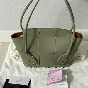 보테가베네타 아르코 스몰 트래버틴 컬러 판매합니다.