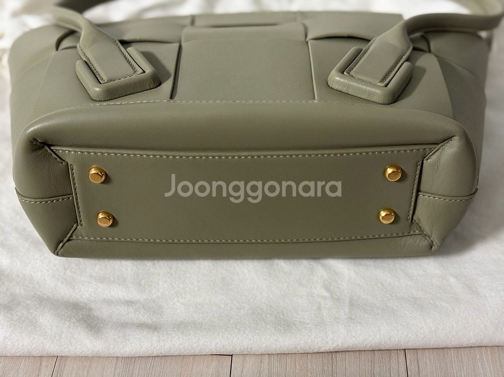 보테가베네타 아르코 스몰 트래버틴 컬러 판매합니다.--5