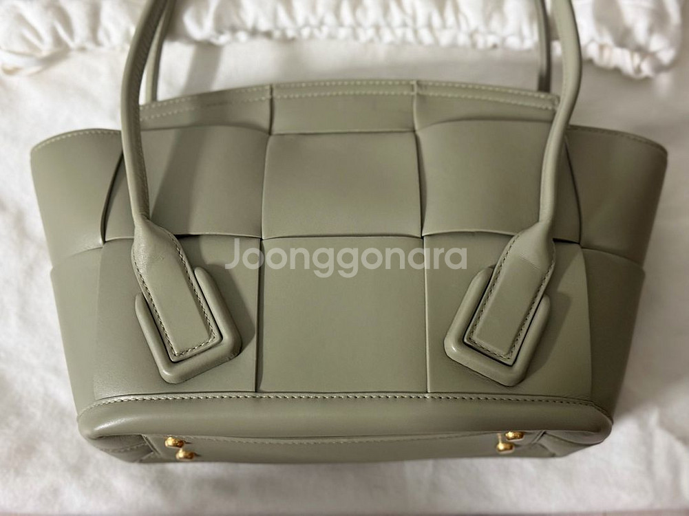 보테가베네타 아르코 스몰 트래버틴 컬러 판매합니다.--2