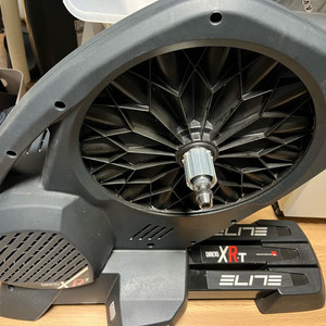 엘리트 디레토 XR-T 스마트 로라 트레이너입니다