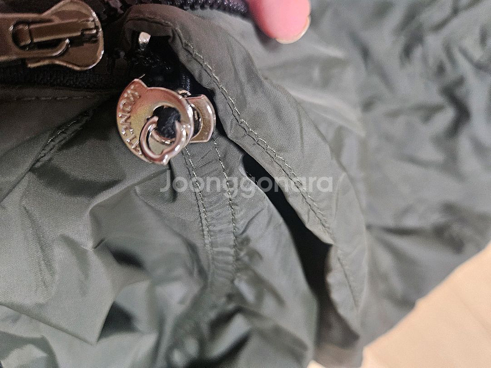 몽클레어 카키 바람막이 새상품 팔아요.--4