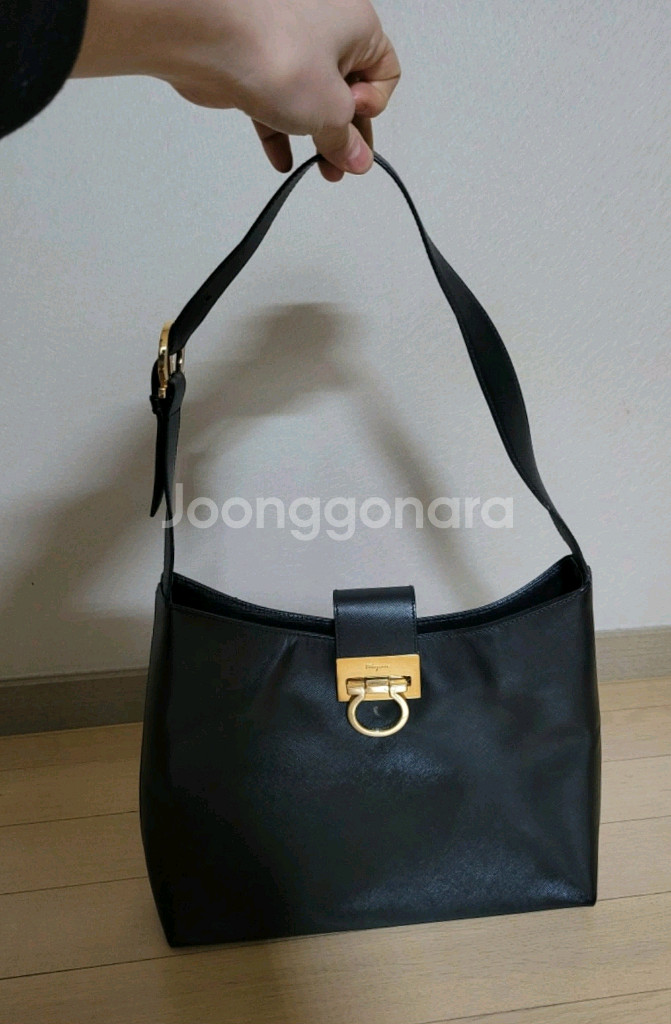 정품 페라가모 사피아노 리얼가죽 금장 숄더백--0