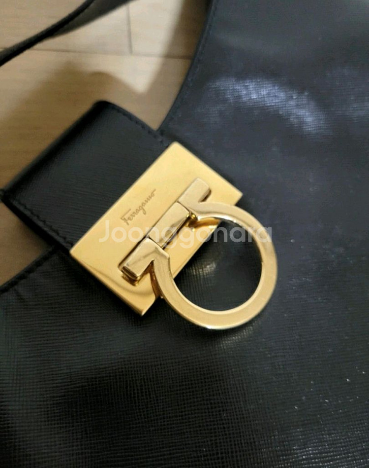 정품 페라가모 사피아노 리얼가죽 금장 숄더백--1