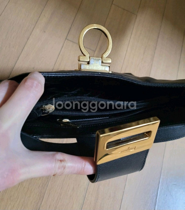 정품 페라가모 사피아노 리얼가죽 금장 숄더백--4