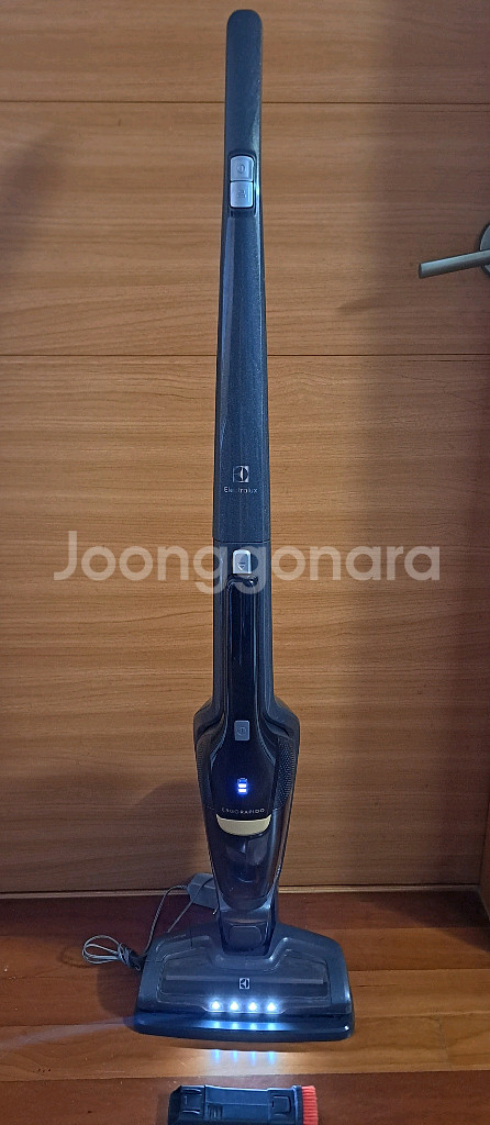 일렉트로룩스 무선 청소기--1