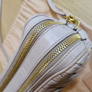 미우미우 마테라쎄 숄더백(연핑크)