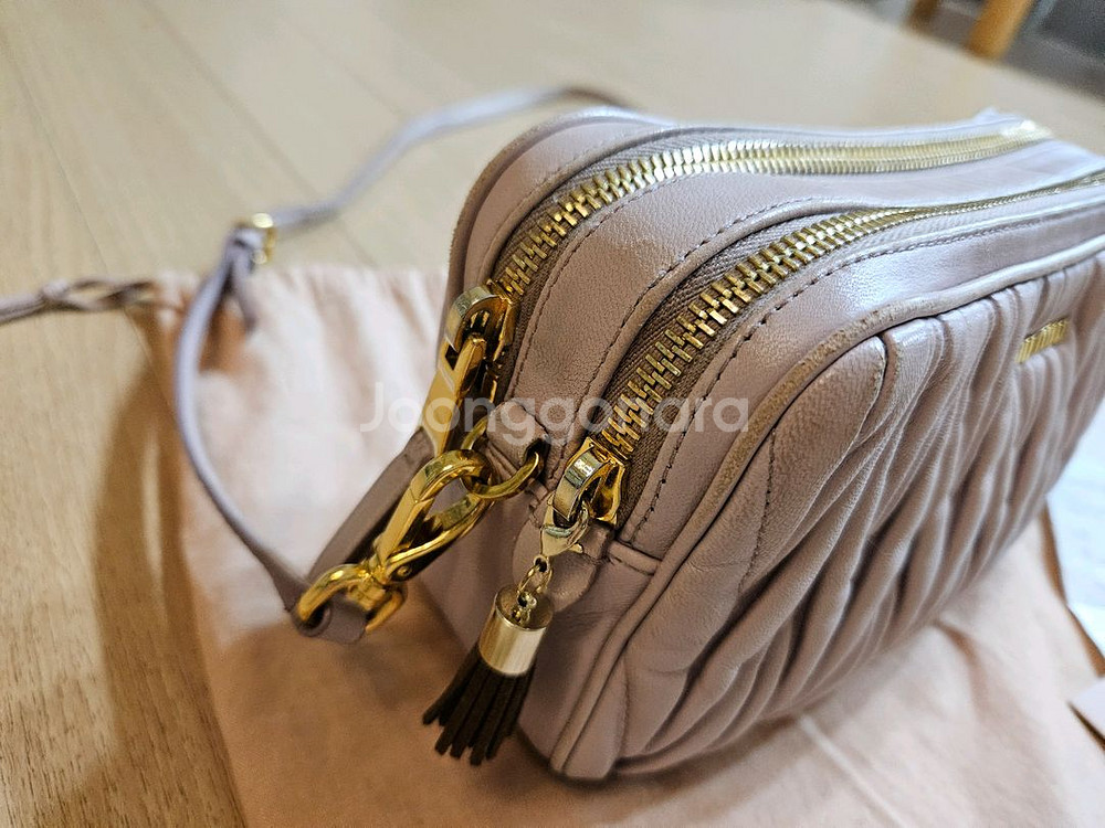 미우미우 마테라쎄 숄더백(연핑크)--4