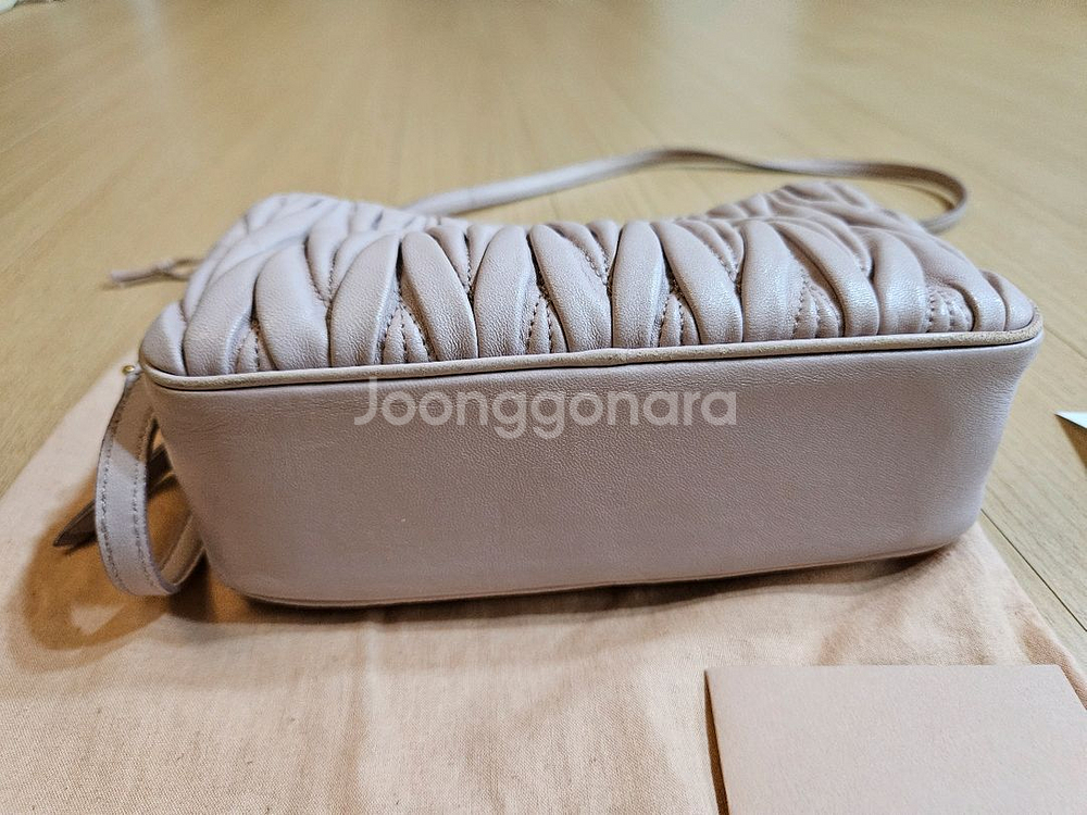 미우미우 마테라쎄 숄더백(연핑크)--1