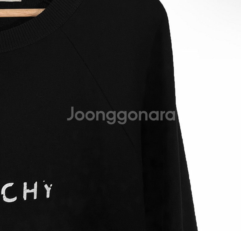 [XL] 지방시 남성 빈티지 크랙 로고 크루넥 맨투맨 블랙--4