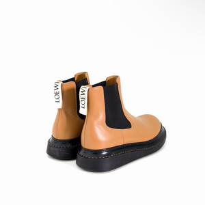 [40] 로에베 남성 로고탭 앵클 나파 레더 첼시 부츠 탄 베이지