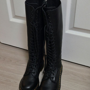 닥터마틴 1B60 20홀 부츠