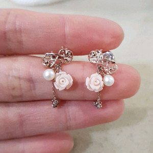 제이에스티나 노도사보이아 진주귀걸이(장미석)