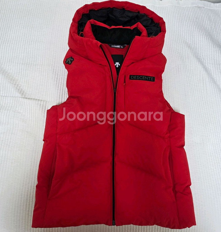 데상트 패딩조끼 레드 팝니다. .새제품.100--0
