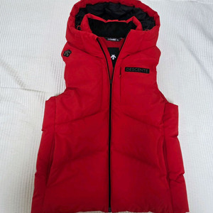 데상트 패딩조끼 레드 팝니다. .새제품.100