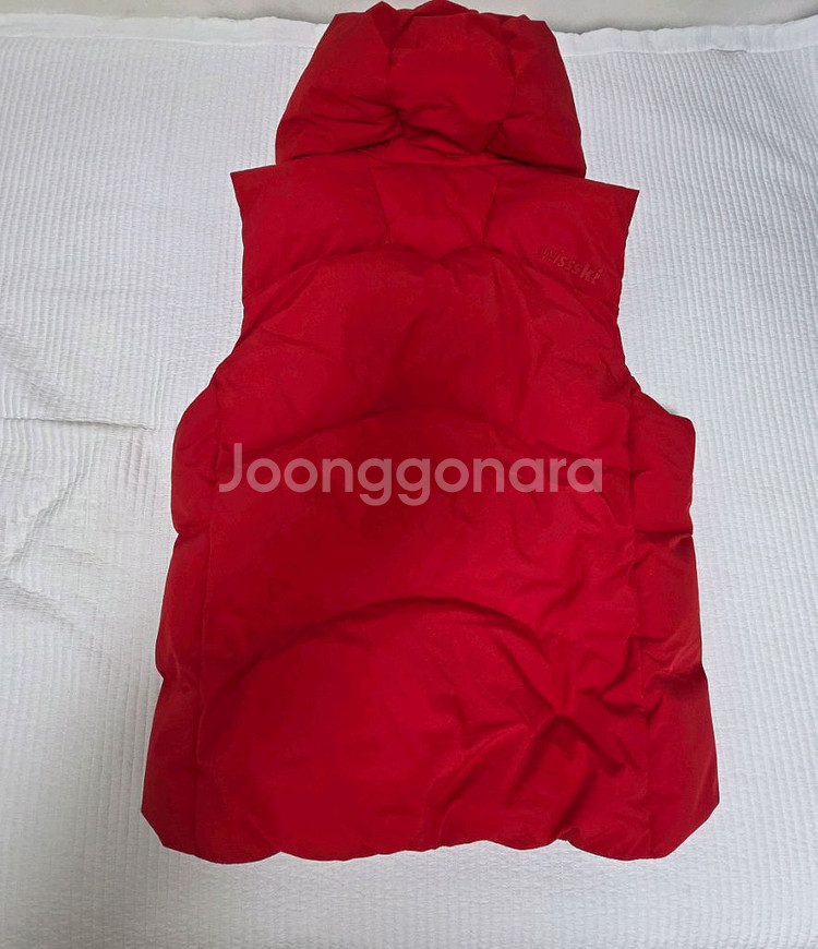 데상트 패딩조끼 레드 팝니다. .새제품.100--1