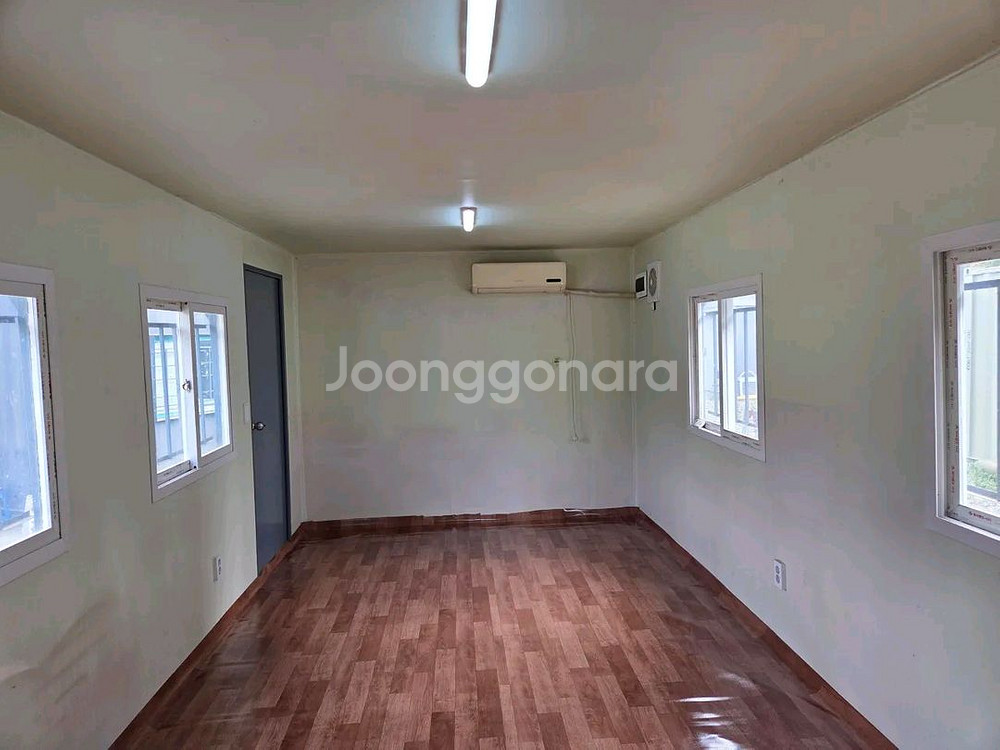 3x6 깨끗한 벽걸이 에어컨 설치된 컨테이너--2