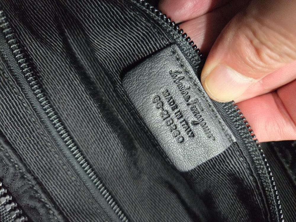 페라가모 간치니 퀄팅 숄더백--6