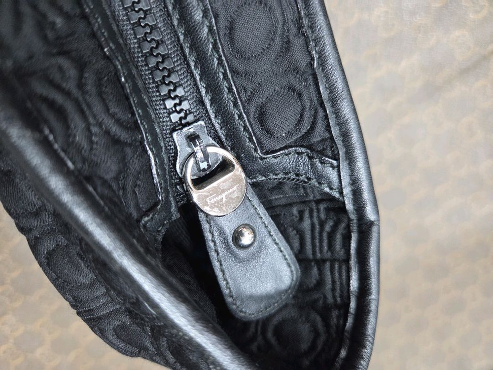 페라가모 간치니 퀄팅 숄더백--8