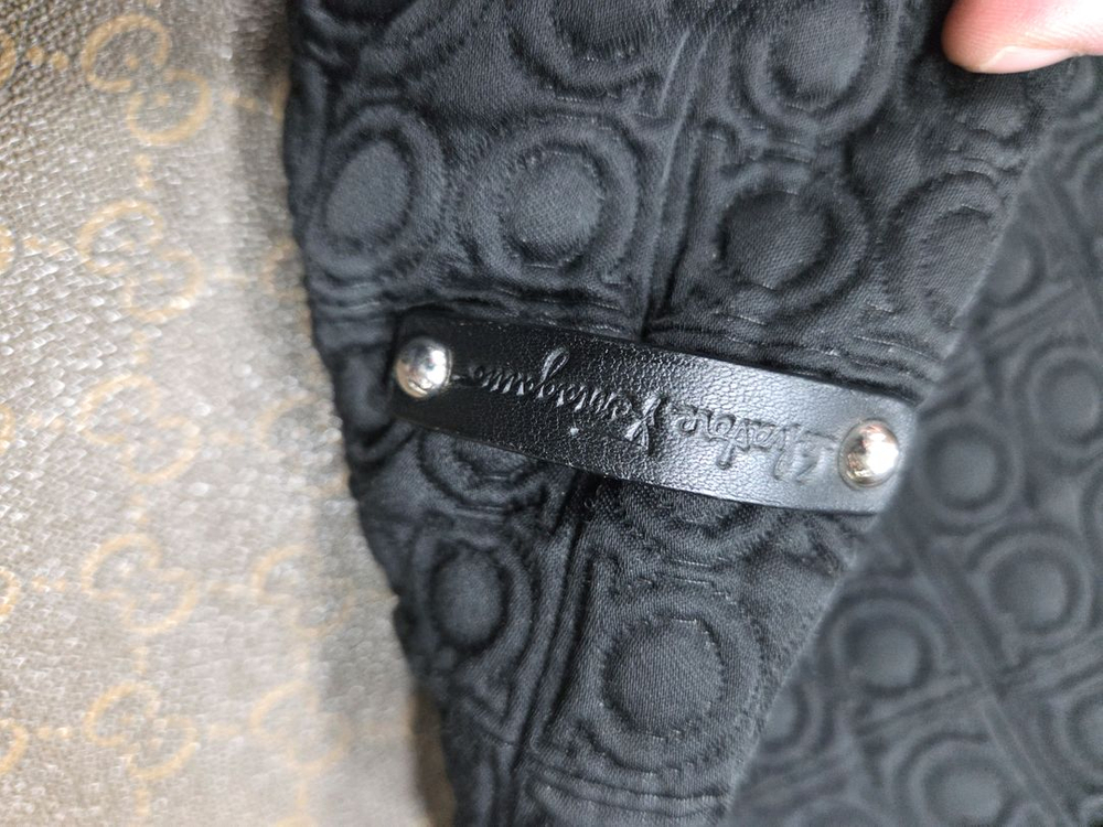 페라가모 간치니 퀄팅 숄더백--9