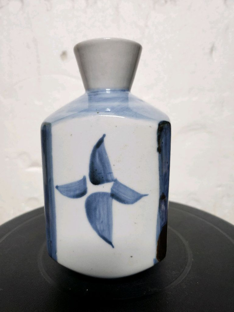 오래된 청화백자 사각 도자기 이미지