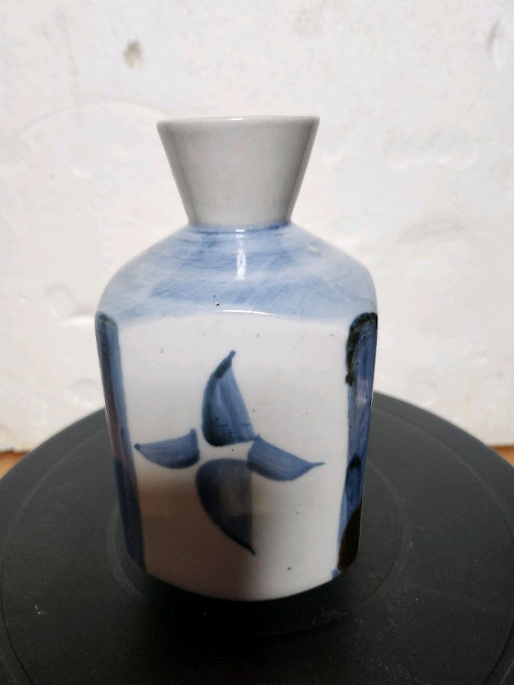 오래된 청화백자 사각 도자기 이미지