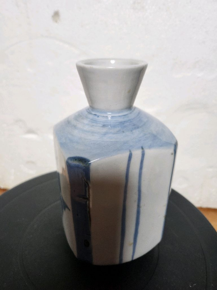 오래된 청화백자 사각 도자기 이미지