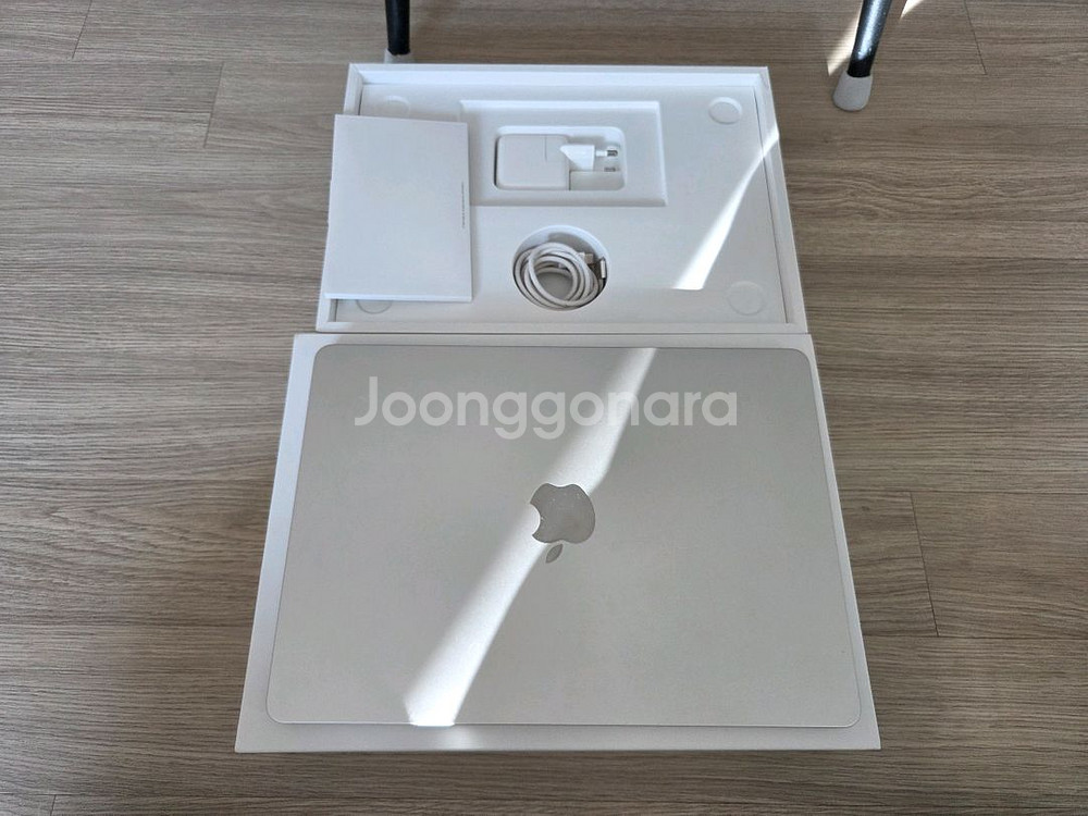 맥북에어 M2 256G 13.6형--0