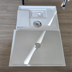 맥북에어 M2 256G 13.6형